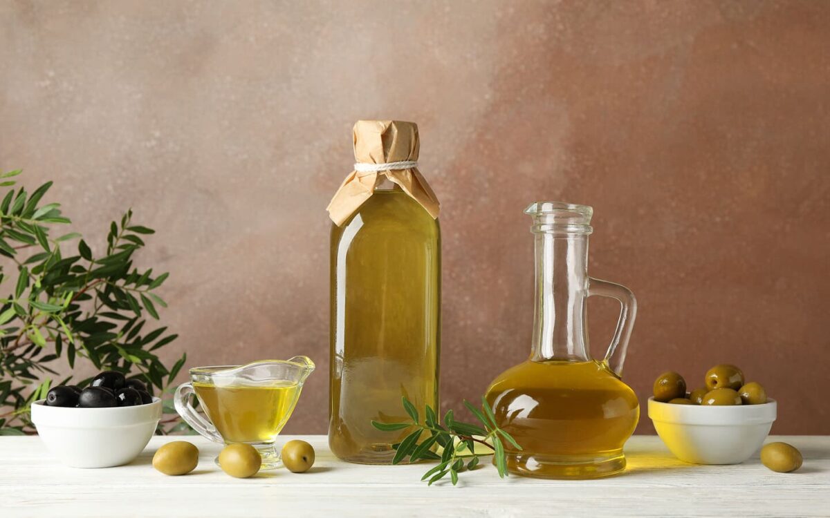 Ποικιλία δοχείων με ελαιόλαδο και ελιές