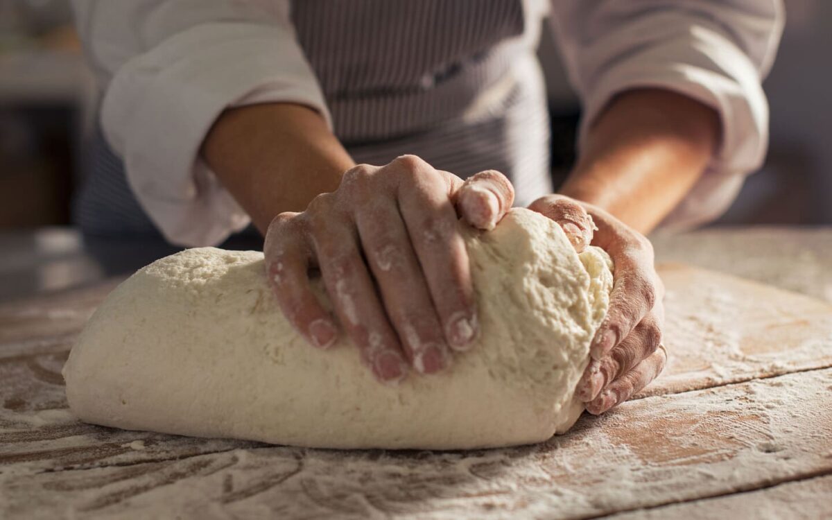 Χέρια που ζυμώνουν