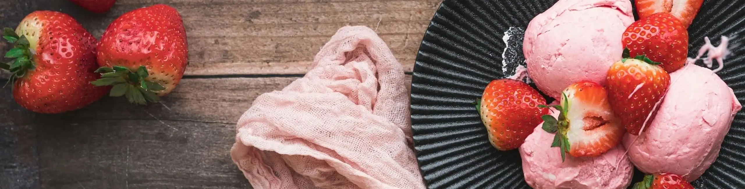 Μπολ με φρέσκες φράουλες και παγωτό παραγωγής Αγροτικού Συνεταιρισμού Μεσοτόπου