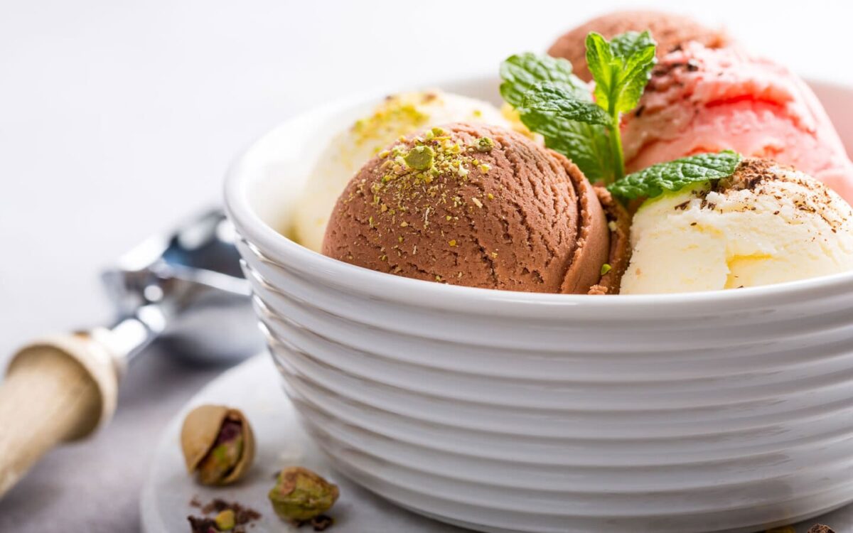 Μπάλες παγωτό σε μπωλ